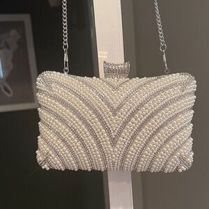 Elegant Pearl-Embellished Evening clutch